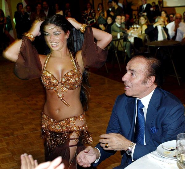رئيس الأرجنتين الأسبق كارلوس منعم في حفل عشاء عربي في كاسا دي بيدرا بسانتياغو، 17 أبريل/ نيسان 2004 - سبوتنيك عربي