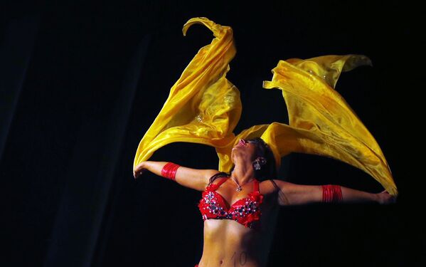 الراقصة ليا ليبينسكي خلال مسابقة للرقص الشرقي Miss Belly-Dance Hungary في بودابست، المجر - سبوتنيك عربي