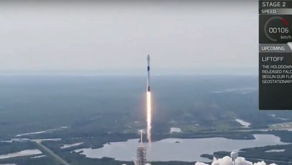شركة سبيس إكس تطلق صاروخ فالكون 9 لحمل مركبات مأهولة في المستقبل، من قاعدة كيب كنافيرال في فلوريدا حاملا قمرا صناعيا مخصصا للاتصالات لبنغلاديش, 11 مايو/أيار 2018 - سبوتنيك عربي