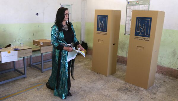 العراق.. سيدة تقوم بالتصويت في الانتخابات البرلمانية العراقية - سبوتنيك عربي