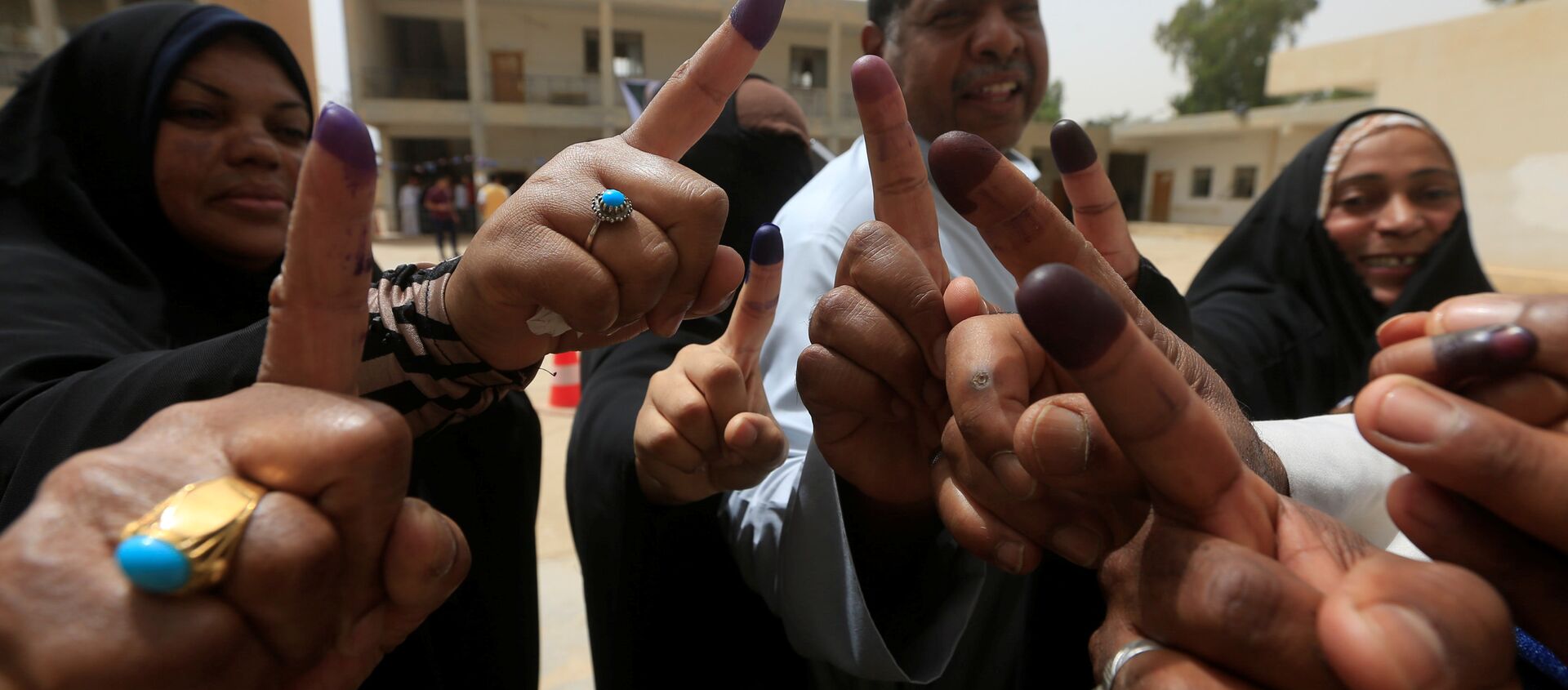 العراق.. مواطنون يدلون بأصواتهم في الانتخابات البرلمانية العراقية بمدينة النجف - سبوتنيك عربي, 1920, 28.07.2021