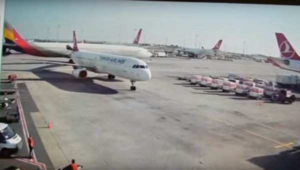 لحظة تصادم طائرتين في مطار اسطنبول - سبوتنيك عربي