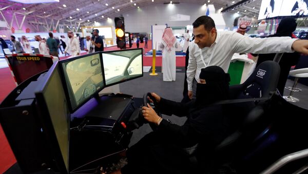 إمرأة تجلس على جهاز محاكاة في افتتاح المعرض النسائي الأول للسيارات، في المملكة العربية السعودية، 15 مايو/أيار 2018 - سبوتنيك عربي