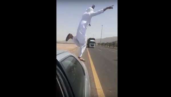 شاب يلقي بنفسه أمام شاحنة ليثبت شجاعته - سبوتنيك عربي