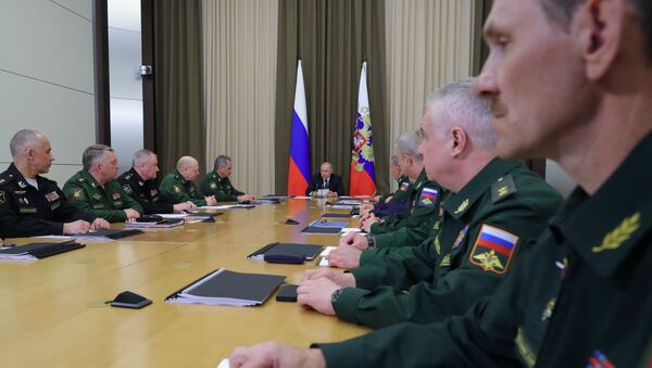 الرئيس الروسي فلاديمير بوتين خلال اجتماع مع القادة العسكريين - سبوتنيك عربي