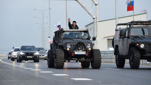 افتتاح جسر القرم - المواطنون  الروس يحتفلون بافتتاح الجسر - سبوتنيك عربي