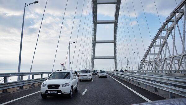 افتتاح جسر القرم - المواطنون الروس يحتفلون بافتتاح الجسر - سبوتنيك عربي