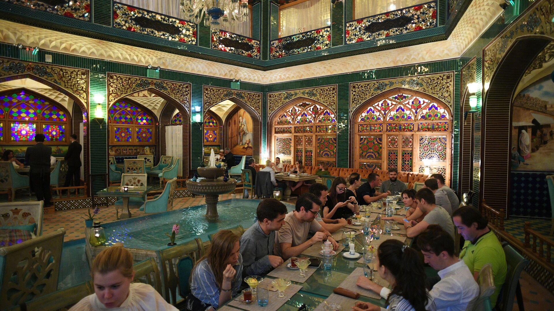 زوار في أحد المطاعم في سوق واقف في مدينة الدوحة، قطر - سبوتنيك عربي, 1920, 24.11.2022