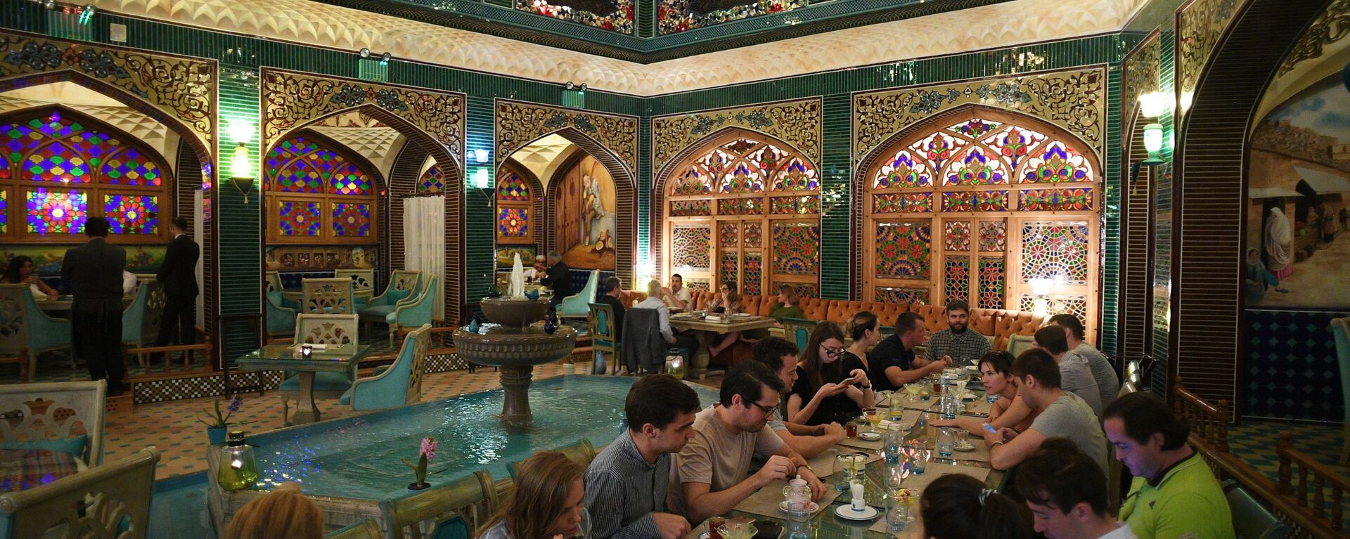 زوار في أحد المطاعم في سوق واقف في مدينة الدوحة، قطر - سبوتنيك عربي, 1920, 24.11.2022