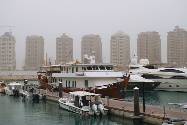 يخوت على خلفية الجزيرة الاصطناعية لؤلؤة قطر في مدينة الدوحة - سبوتنيك عربي
