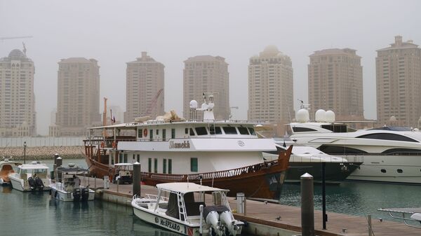 يخوت على خلفية الجزيرة الاصطناعية لؤلؤة قطر في مدينة الدوحة  - سبوتنيك عربي