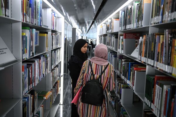 زوار مكتبة قطر الوطنية في الدوحة - سبوتنيك عربي