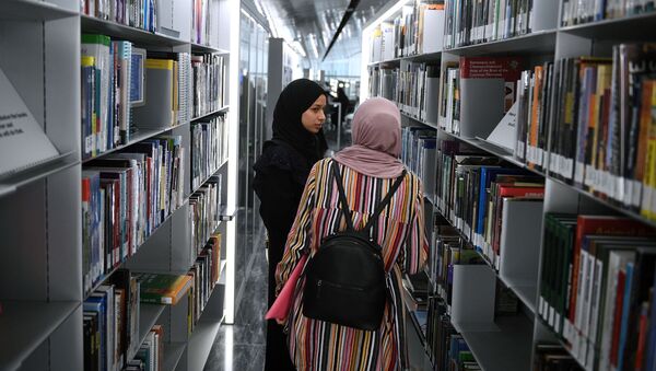 زوار مكتبة قطر الوطنية في الدوحة - سبوتنيك عربي