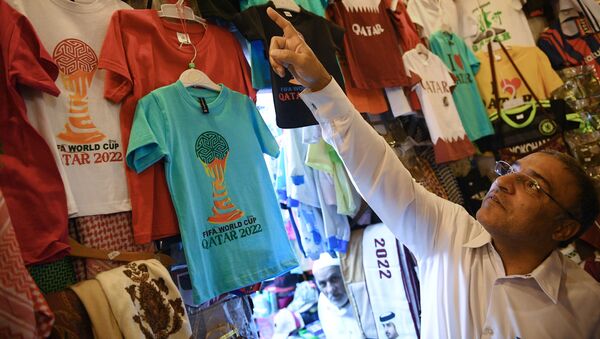 بائع في أحد متاجر الملابس في سوق واقف في مدينة الدوحة، قطر - سبوتنيك عربي