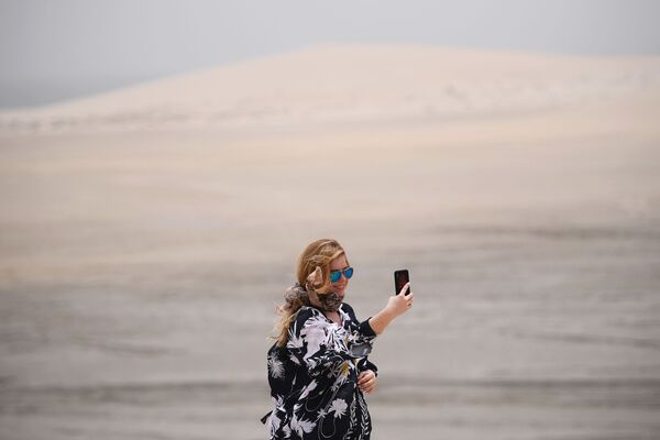 فتاة تلتقط سيلفي في صحراء خور العديد في الدوحة، قطر - سبوتنيك عربي