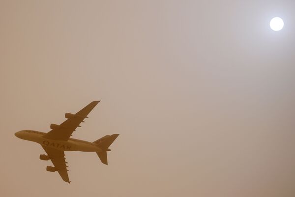 طائرة لشركة الطيران الجوي قطر آيرويز تحلق في سماء الدوحة - سبوتنيك عربي