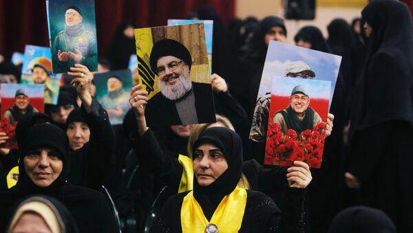 حسن نصر الله.. لبنانيون يرفعون صور أمين عام حزب الله اللبناني - سبوتنيك عربي