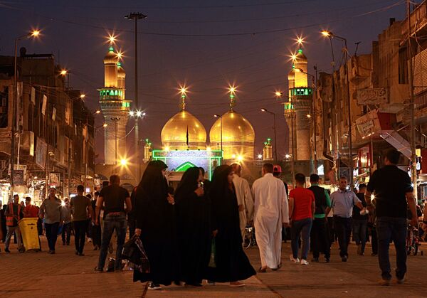 حشودات من الناس تتجمع عند القباب الذهبية للحضرة الكاظمية استعدادا ببدء شهر رمضان  في بغداد، العراق 16 مايو/ أيار 2018 - سبوتنيك عربي