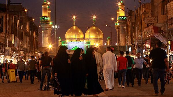 حشودات من الناس تتجمع عند قباب الذهبية للحضرة الكاظمية استعدادا ببدء شهر رمضان المبارك في بغداد، العراق 16 مايو/ أيار 2018 - سبوتنيك عربي