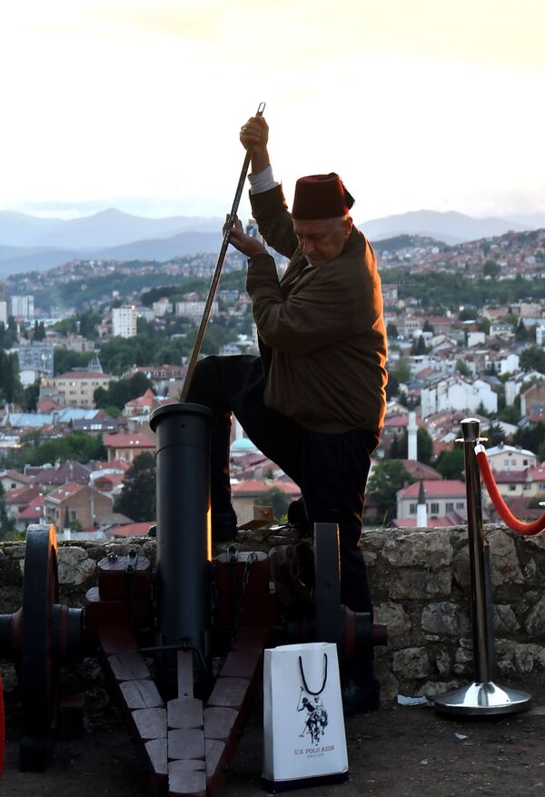 رجل بوسني يحشو مدفع الألعاب النارية استعدادا باستقبال شهر رمضان المبارك فيالبلدة القديمة سارايفو، البوسنة والهرسك 16مايو/ أيار 2018 - سبوتنيك عربي