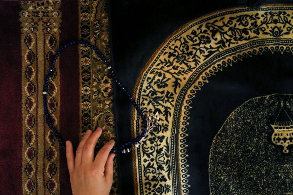 امرأة خلال الصلاة في مركز السلطان أيوب الثقافي في أول أيام شهر رمضان  في نيويورك، الولايات المتحدة 16مايو/ أيار 2018 - سبوتنيك عربي