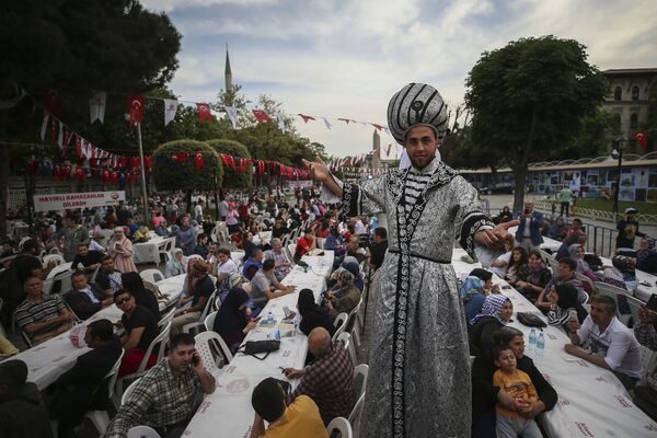رجل يرتدي زي العهد العثماني في إفطار جماعي في أول أيام شهر رمضان  في اسطنبول، تركيا 16 مايو/ أيار 2018 - سبوتنيك عربي