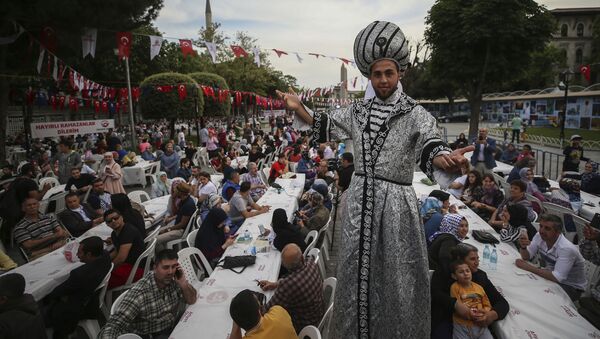 رجل يرتدي زي العهد العثماني في إفطار جماعي في أول أيام شهر رمضان المبارك في اسطنبول، تركيا 16 مايو/ أيار 2018 - سبوتنيك عربي