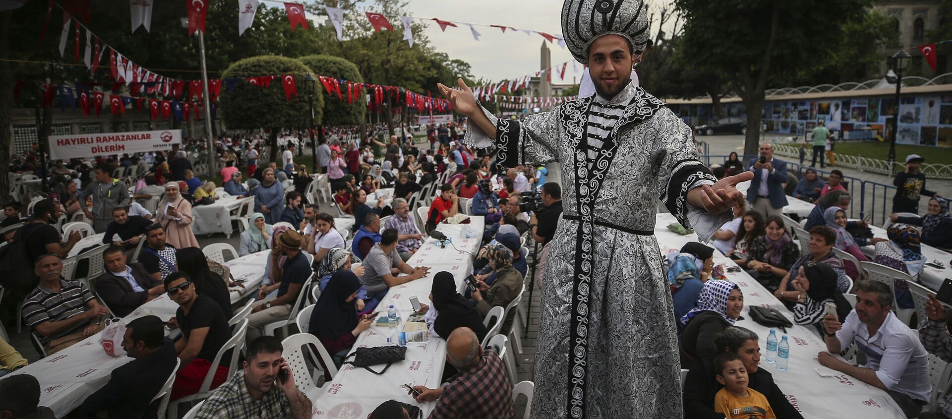 رجل يرتدي زي العهد العثماني في إفطار جماعي في أول أيام شهر رمضان المبارك في اسطنبول، تركيا 16 مايو/ أيار 2018 - سبوتنيك عربي, 1920, 09.06.2018