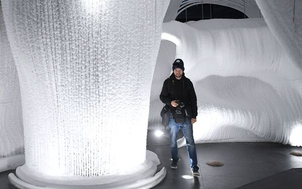 زوار في جناح الكهف الجليدي في حديقة زارياديا بجوار الكرملين في موسكو - سبوتنيك عربي