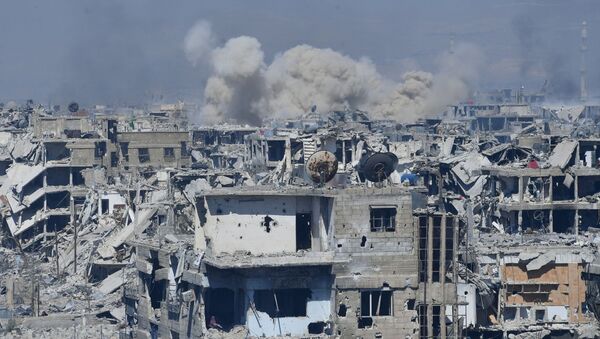قصف قوات الجيش السوري لمواقع تنظيم داعش الإرهابي في مخيم اليرموك، ريف دمشق، سوريا - سبوتنيك عربي