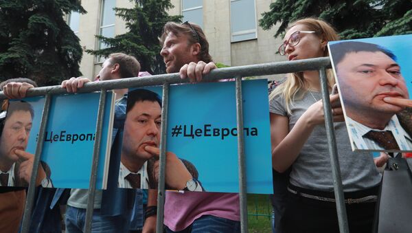 وقفة تضامنية مع الصحفي الروسي كيريل فيشينسكي من أمام السفارة الأوكرانية في موسكو - سبوتنيك عربي