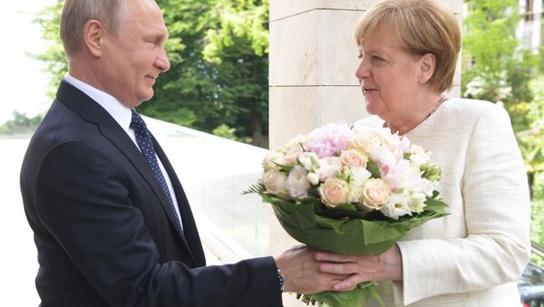 الرئيس فلاديمير بوتين يستقبل المستشارة الألمانية أنجيلا ميركل في سوتشي، 18 مايو/ أيار 2018 - سبوتنيك عربي
