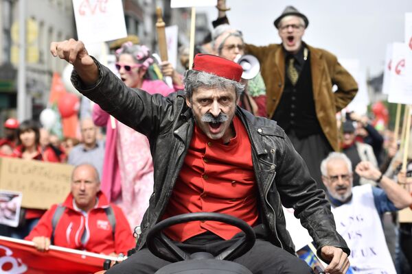 مشاركون في مظاهرة دعت إليها نقابة العمال البلجيكية للمطالبة بمستحقات معاشاتهم التقاعدية في بروكسل، 16 مايو/ أيار 2018 - سبوتنيك عربي