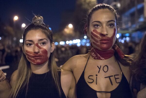 نساء تشاركن في مسيرة دعت إليها حركة ليس أقل (Ni una menos) المناهضة للعنف ضد المرأة في سانتياغو، تشيلي في 11 مايو/ أيار 2018 - سبوتنيك عربي