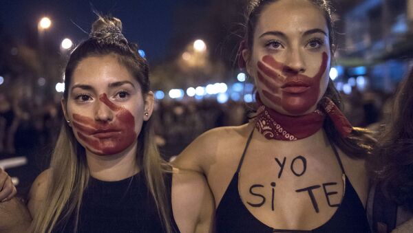 نساء تشارك في مسيرة دعت إليها حركة ليس أقل (Ni una menos) المناهضة للعنف ضد المرأة في سانتياغو، تشيلي في 11 مايو/ أيار 2018 - سبوتنيك عربي