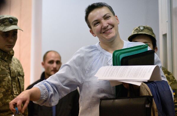 نائبة البرلمان الأوكراني ناديجدا سافتشينكو أثناء النظر في ملف تمديد فترة اعتقالها في محكمة مقاطعة شيفتشينكيفسكي بكييف - سبوتنيك عربي