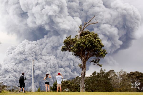 أشخاص يشاهدون ثوران البركان كيلاويا في جزر هاواي، الولايات المتحدة 15 مايو/ أيار 2018 - سبوتنيك عربي