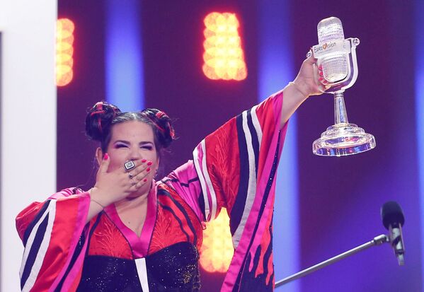 المغنية الإسرائيلية نيتا بارزيلاي تفوز في مسابقة يوروفيجن 2018 للغناء، لشبونة، البرتغال 12 مايو/ أيار 2018 - سبوتنيك عربي