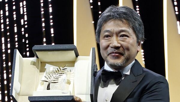 المخرج الياباني هيروكازو كوري-إيدا يحمل جائزة السعفة الذهبية في ختام مهرجان كان السينمائي الدولى الـ 71، 19 مايو/أيار 2018 - سبوتنيك عربي