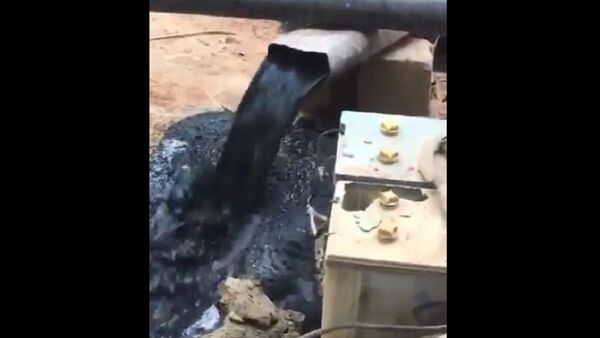 تدفق النفط بغزارة من بئر مزارع سعودي - سبوتنيك عربي