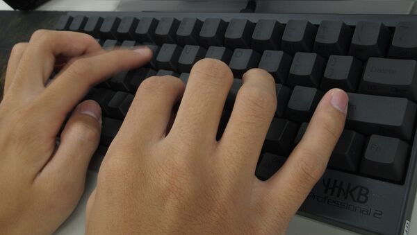 Typing on a keyboard - سبوتنيك عربي