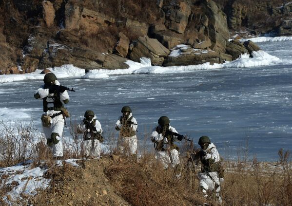 جنود من دورية الاستطلاع الهندسي خلال تدريبات أسطول المحيط الهادئ في ميدان غورنوستاي في إقليم بريمورسكي - سبوتنيك عربي