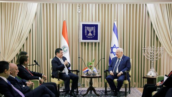 رئيس باراغواي هوراسيو كارتيس يجلس بجانب الرئيس الإسرائيلي روفن ريفلين في مقر إقامته في القدس، قبل حفل افتتاح سفارة باراجواي في القدس، 21 مايو/أيار 2018 - سبوتنيك عربي