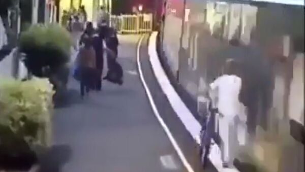 سقوط مروع لامرأة تحت عجلات قطار - سبوتنيك عربي