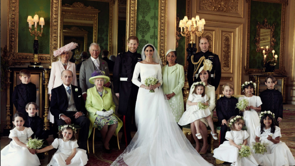 الأمير هاري وعروسه ميغان ماركل في أول صور رسمية من زفافهما الملكي الذي أقيم في بريطانيا، 19 مايو/أيار 2018 - سبوتنيك عربي