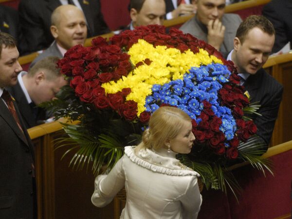 إهداء باقة أزهار كبيرة ليوليا تيموشينكو في البرلمان الأوكراني رادا بكييف، أوكرانيا 2007 - سبوتنيك عربي