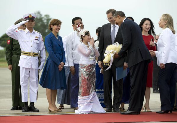 استقبال الرئيس الأمريكي باراك أوباما ووزيرة الخارجية الأمريكية هيلاري كلينتون بباقة من الأزهار لدى وصولهما إلى مطار يانغون الدولي في ميانمار، 19 نوفمبر/ تشرين الثاني 2012 - سبوتنيك عربي