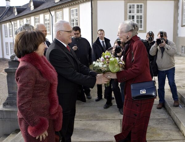 الرئيس التشيكي فاتسلاف كلاوس وزوجته ليفيا يقدمان باقة من الأزهار إلى الملكة الدنمارك مارغريت قبل اجتماع في قصر فريدينسبورج في 9 نوفمبر/ تشرين الثاني 2006 - سبوتنيك عربي