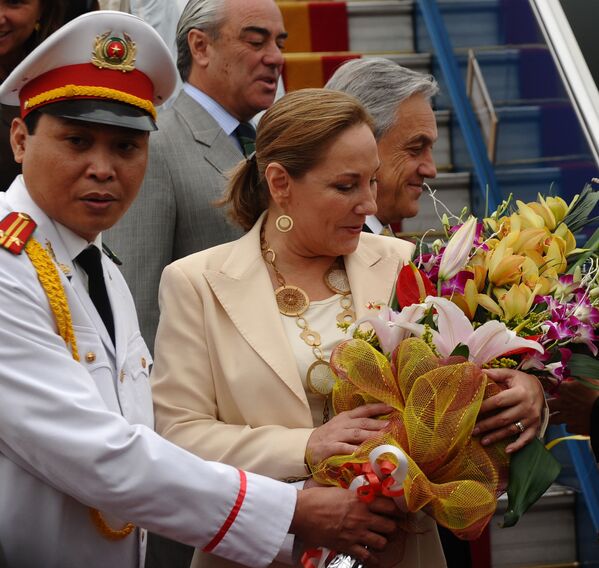 استقبال الرئيس التشيلي سيباستيان بينيرا إيتشنيك وزوجته  بباقات من الأزهار لدي وصولهما إلى مطار هانوي، فيتنام 21 مارس/ آذار 2012 - سبوتنيك عربي