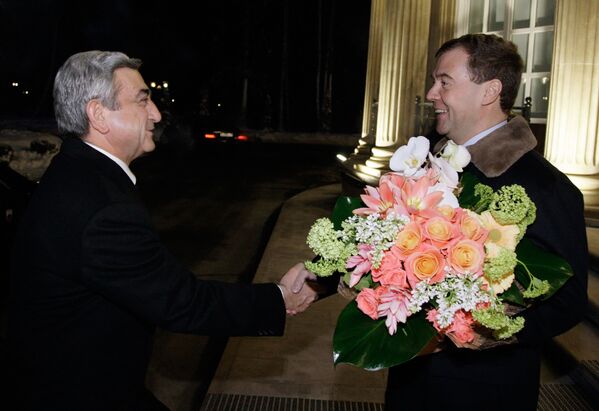الرئيس الروسي ديمتري مدفيديف (حينئذ) أثناء لقاء الرئيس الأرمني سيرج سركسيان، الذي وصل إلى موسكو في زيارة عمل قصيرة، في مقر إقامة غوركي خارج موسكو، روسيا 18 يناير/ كانون الثاني 2010 - سبوتنيك عربي